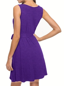 Détail du dos de la robe violette sans manches avec ceinture et texture du tissu