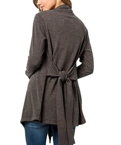 Détail d'un cardigan gris anthracite à manches longues avec lien noué au dos et tricot