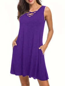 Vue détaillée d'une robe trapèze violette sans manches avec col en V croisé à lacets