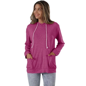 Dettaglio felpa con cappuccio rosa con coulisse bianche e grandi tasche frontali