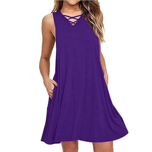Détail de robe trapèze violette sans manches avec col en V croisé et poches latérales