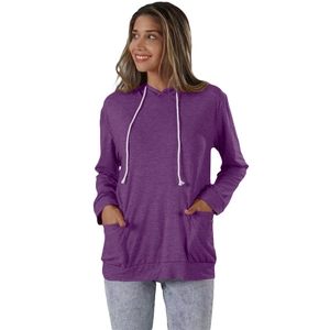 Dettaglio felpa viola con cappuccio con lacci bianchi e tasche laterali per abbigliamento donna
