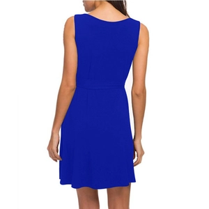 Vue de dos d'une robe bleu roi sans manches avec une ceinture ajustée à la taille