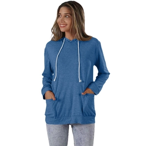 Dettaglio felpa con cappuccio blu scuro con cordini bianchi e ampie tasche laterali