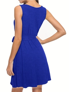 Vue détaillée du dos d'une robe sans manches bleu roi à col en V avec ceinture assortie