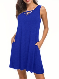 Détail de la robe trapèze sans manches bleu marine avec son encolure en V croisée unique