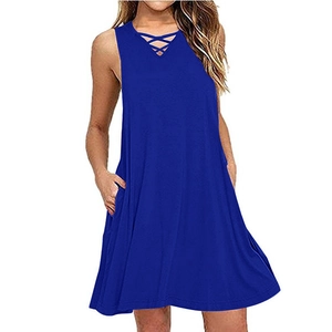 Détail d'une robe trapèze sans manches bleu marine avec col en V à brides et poches latérales