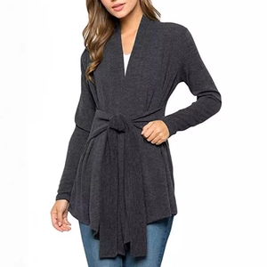 Gilet cache-cœur gris foncé pour femme avec coupe ajustée et ceinture à nouer à la taille