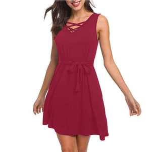 Robe sans manches bordeaux élégante avec col en V, ceinture et silhouette évasée en A