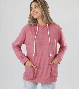 Dettaglio della felpa con cappuccio rosa melange con tasche frontali e lacci bianchi