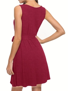 Vue arrière de la robe sans manches bordeaux avec coupe trapèze et ceinture à la taille