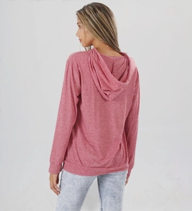 Vista posteriore della felpa con cappuccio rosa scuro mélange e trama in maglia morbida