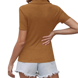 Polo marron à manches courtes côtelé avec col à boutons porté avec un short en jean