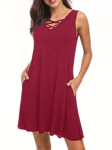 Détails d'une robe sans manches rouge foncé avec décolleté en V croisé et poches latérales