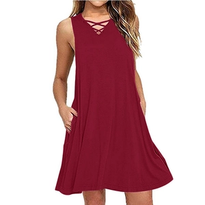 Détail de la robe sans manches bordeaux à col en V avec laçage croisé et poches latérales