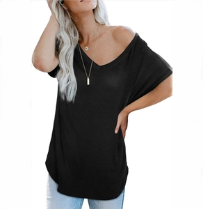 Détail d'un t-shirt noir ample à col en V avec design à épaules tombantes pour l'été