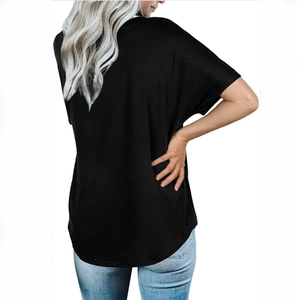 Vue arrière d'un t-shirt noir ample à col en V assorti à un jean délavé bleu clair