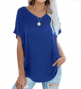 Détail d'un t-shirt à col en V ample bleu marine montrant la texture douce du tricot
