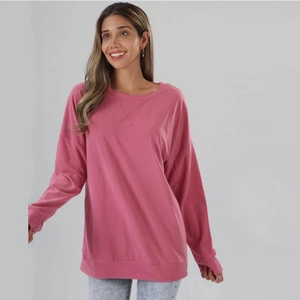 Détail du sweat-shirt rose avec col rond classique et motif décoratif en coutures croisées