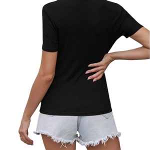 Tenue d'été pour femme avec chemise à manches courtes en maille côtelée et short en jean