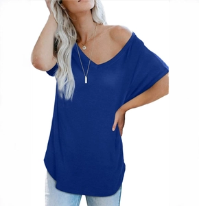 Détail du t-shirt bleu roi à col en V montrant la coupe ample et les épaules tombantes