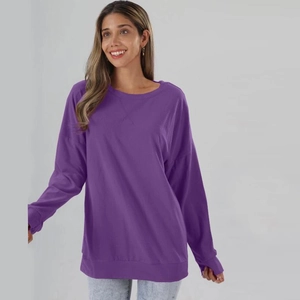 Détail d'un sweat violet avec col rond à couture en X et manches à emmanchures tombantes