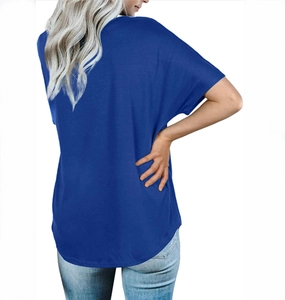 Vue latérale d'un T-shirt bleu ample à manches courtes et col en V en coton mélangé