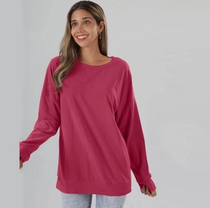 Détail du sweat-shirt rose fuchsia avec trous pour les pouces et maille douce aux manches