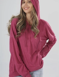 Detailansicht Damen-Hoodie in Beerenrot mit unregelmäßigem Saum und verstellbarer Kapuze