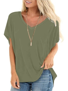 Détail d'un t-shirt femme vert olive à col en V ample avec une coupe décontractée chic