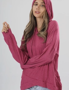 Detail des überlappenden unregelmäßigen Saums an einem Damen-Kapuzenpullover in Fuchsia