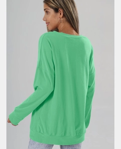 Vue arrière d'un sweat-shirt vert menthe à col rond avec épaules tombantes et coupe ample