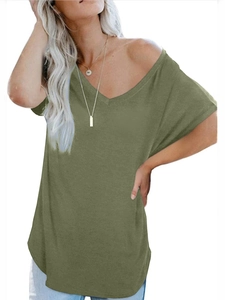 Vue détaillée du t-shirt vert olive avec col en V, épaules tombantes et ourlet arrondi
