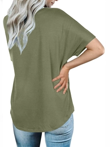 Vue arrière du t-shirt vert armée à col en V, coupe ample avec emmanchures tombantes