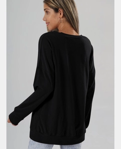 Vue arrière d'un sweat confortable à manches longues noir avec col rond et épaules tombantes
