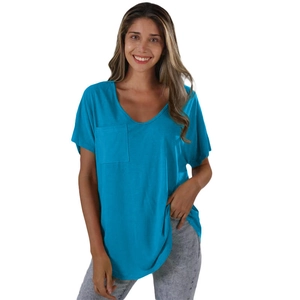 Détail d'un t-shirt femme bleu vif à col en V avec manches courtes et poche poitrine