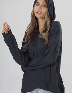 Detail des einzigartigen asymmetrischen Saums an diesem dunkelgrauen Oversized-Hoodie