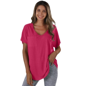 Détail du t-shirt femme fuchsia à col en V montrant la poche frontale et la texture lisse