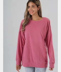 Détail d'un sweat-shirt mauve avec col à surpiqûres classiques et poignets côtelés