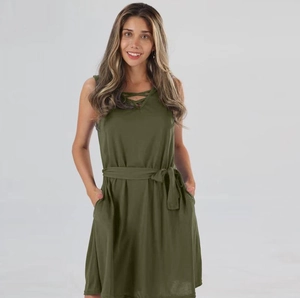 Détail de robe sans manches vert olive avec laçage au col en V et ceinture à la taille