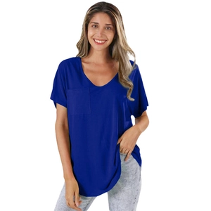 Détail du t-shirt bleu marine surdimensionné à col en V avec une poche sur la poitrine