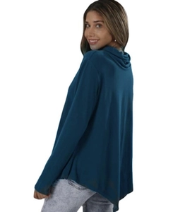 Détail du col bénitier ample et haut à manches longues drapé bleu marine pour femme