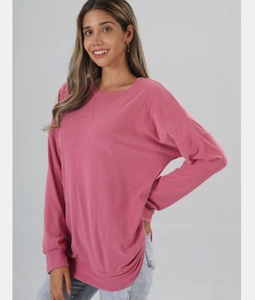 Détail du sweat rose à col rond avec épaules tombantes et fentes sur les côtés