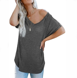 Détail d'un t-shirt gris foncé à col en V avec manches chauve-souris pour femmes