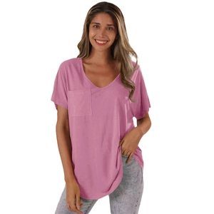 Détail d'un t-shirt rose pour femme avec col en V, poche décontractée et manches courtes