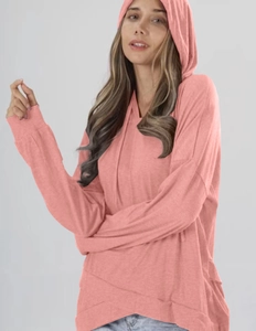 Detailaufnahme des hellrosa Hoodies mit einzigartigem überlappendem asymmetrischem Saum