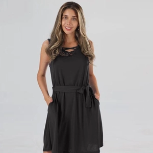 Vue détaillée de la robe noire sans manches avec décolleté lacé et ceinture à la taille