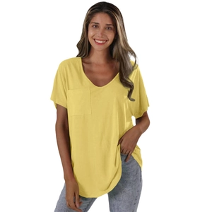 Détail du t-shirt jaune clair à col en V avec tissu doux et poche carrée sur la poitrine