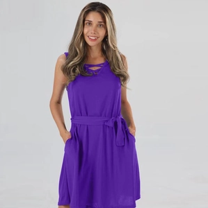 Détail d'une robe violette sans manches avec col en V à lanières et ceinture à la taille