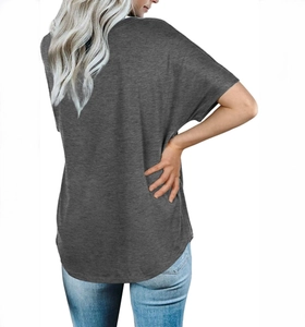 Vue arrière d'un T-shirt gris foncé à col en V avec manches chauve-souris et ourlet arrondi